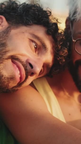 ビーチに座って話しているロマンチックなゲイカップルのクローズアップ — ストック動画