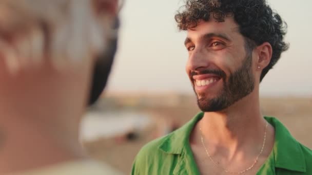 Cerca Pareja Gay Enamorada Hablando Mientras Está Pie Playa — Vídeo de stock