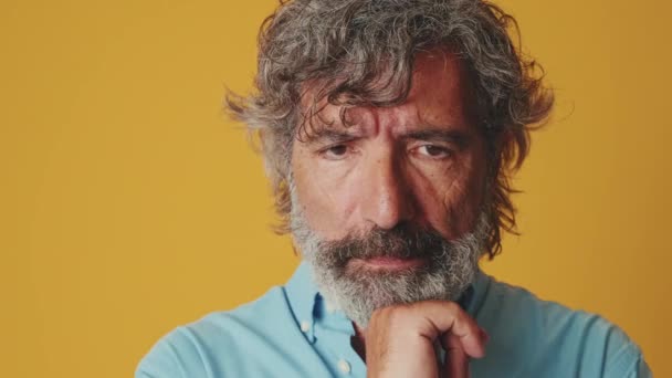 Detail Portrét Starší Šedovlasý Muž Pochybnostmi Izolované Oranžovém Pozadí — Stock video