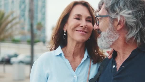 一对年迈的夫妇站在路堤上 面带微笑地望着对方的特写 — 图库视频影像