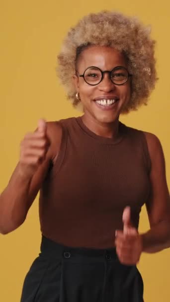 Молода Жінка Показує Подвійні Великі Пальці Вгору Посміхається Камері Ізольовано — стокове відео