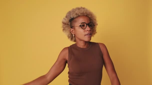 Genç Bir Kadın Turuncu Arka Planda Yalnız Dans Ediyor — Stok video
