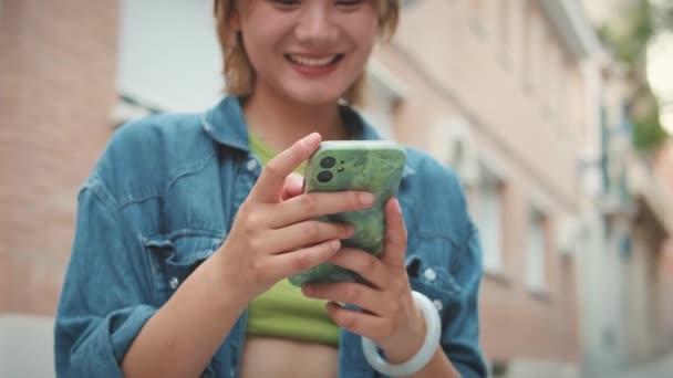 Zbliżenie Rąk Młodej Kobiety Telefonem Komórkowym — Wideo stockowe