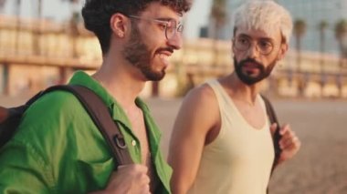 Şafakta kumsalda yürüyen sevgi dolu bir çift.