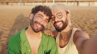 Özçekim için poz veren gülümseyen homoseksüel çiftin yakın çekimi
