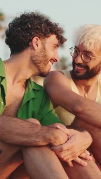 Gay Pareja Amor Hablando Mientras Sentado Playa Amanecer — Vídeos de Stock