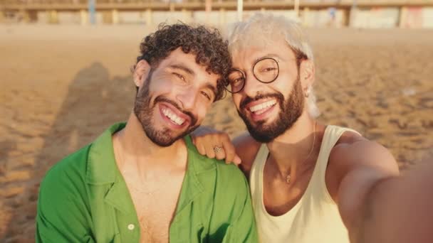 Primer Plano Sonriente Pareja Homosexual Posando Para Selfie — Vídeos de Stock