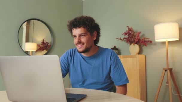 Guy Beszél Videohívás Segítségével Laptop Távközlés — Stock videók