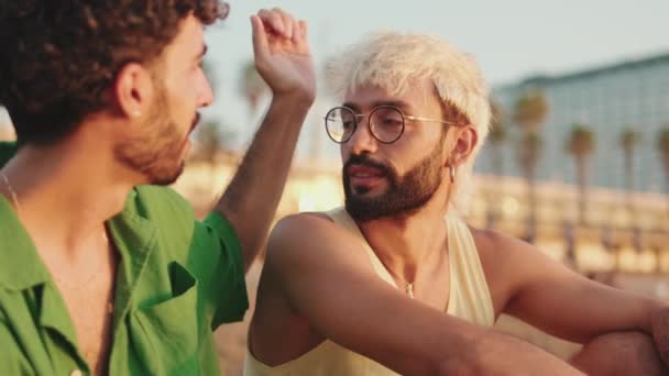 Cerca Pareja Gay Enamorada Pasan Tiempo Juntos Sentados Playa Amanecer — Vídeos de Stock