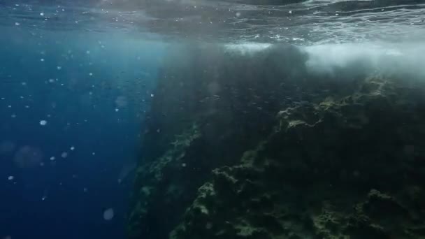 Onderwater Zeegezicht Met Zeegolven Kustrotsrif Felle Zonnestralen Van Middellandse Zee — Stockvideo