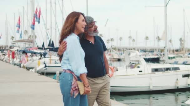 Glückliches Paar Mittleren Alters Spaziert Hafen — Stockvideo