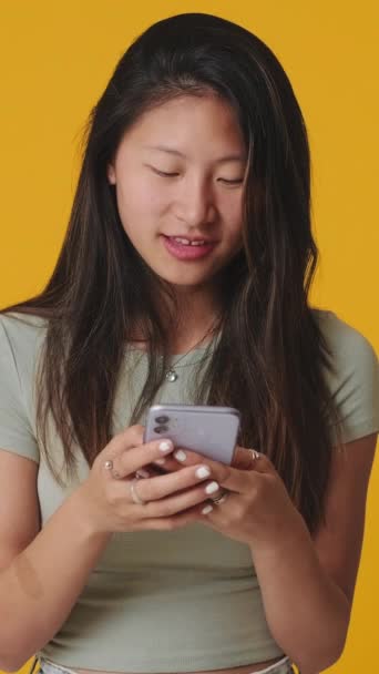 Χαμογελαστή Νεαρή Γυναίκα Που Χρησιμοποιεί Κινητό Τηλέφωνο Απομονώνονται Λευκό Φόντο — Αρχείο Βίντεο