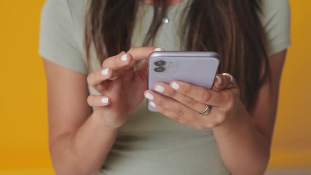 Nahaufnahme Hände Unkenntlich Gemachter Mädchen Mit Handy Isoliert Auf Gelbem — Stockvideo