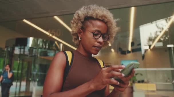 Žena Batohem Ramenou Používá Mapovou Aplikaci Mobilním Telefonu — Stock video