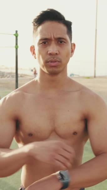 Genç Adam Antrenmandan Önce Spor Sahasında Isınıyor — Stok video