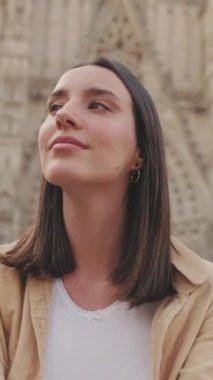 Eski şehrin meydanında oturan genç kadın gezginin yakın çekimi.