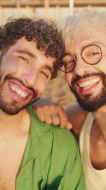 Özçekim için poz veren gülümseyen homoseksüel çiftin yakın çekimi