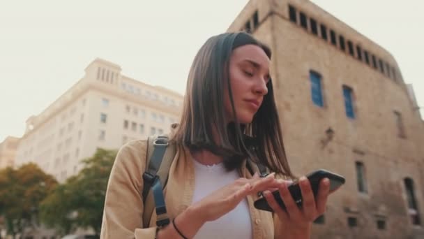 Használja Térkép App Közben Áll Téren Egy Régi Európai Város — Stock videók