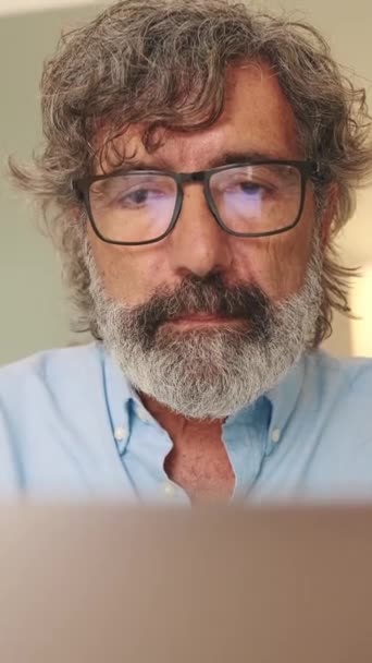 Close Homem Meia Idade Com Óculos Sentados Sala Estar Trabalhando — Vídeo de Stock