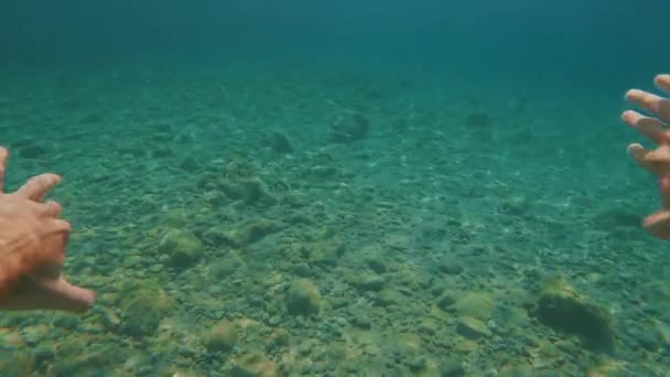 Pov Sualtı Çekimi Ellerini Suya Daldıran Adam Kayalık Deniz Tabanında — Stok video