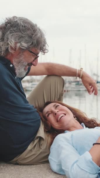 Senioren Paar Liefde Lachen Chatten Terwijl Ontspannen Pier — Stockvideo
