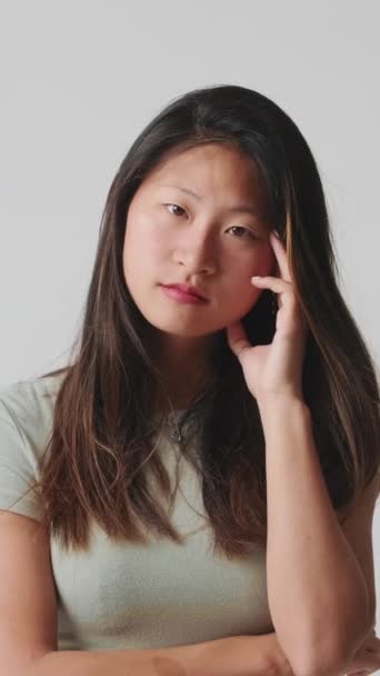 Jonge Vrouw Luistert Aandachtig Naar Informatie Oneens Geïsoleerd Witte Achtergrond — Stockvideo