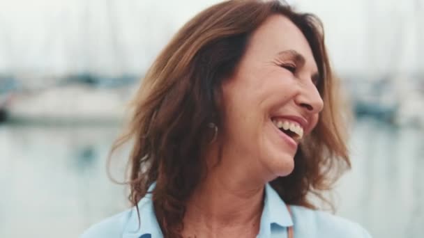 Yakından Gülümseyen Orta Yaşlı Güzel Bir Kadın Limanda Durmuş Kameraya — Stok video