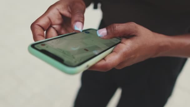 Närbild Unga Kvinnans Händer Bläddra Zooma Kartan App Sin Smartphone — Stockvideo