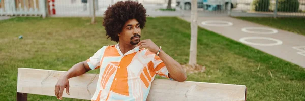 Närbild Unga Afroamerikanska Mannen Bär Skjorta Sitter Avslappnad Parkbänken Tittar — Stockfoto