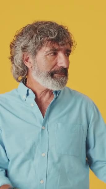 Oudere Grijsharige Man Wijst Met Zijn Vingers Naar Advertentieruimte Geïsoleerd — Stockvideo