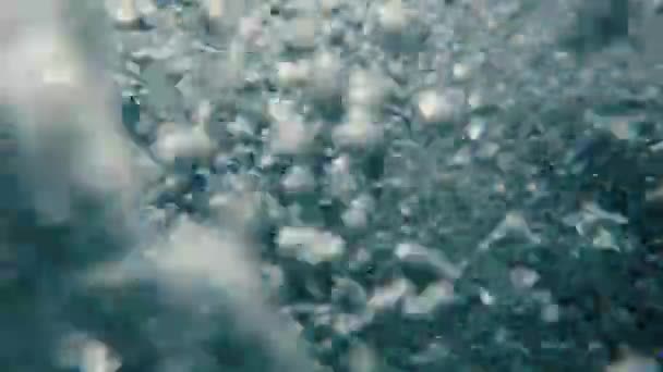 Luftblasen Unter Brodelnder Oberfläche Der Wellen Bei Sonnenuntergang Unterwasseraufnahmen — Stockvideo