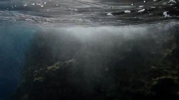 Морские Волны Обрушившиеся Прибрежный Скальный Риф Средиземного Моря Родос Греция — стоковое видео