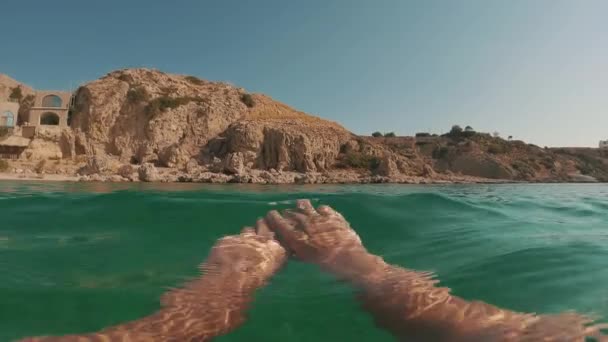 Pov Shot Muž Pádlující Rukama Pod Vodou Plavající Skalnatému Břehu — Stock video