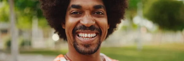 Detailní Čelní Portrét Usmívajícího Mladého Afroameričana Košili Jak Sedí Uvolněně — Stock fotografie