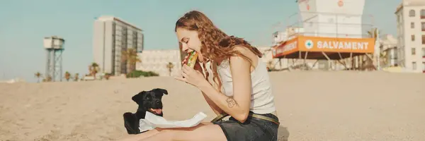 Lunch Time Cute Girl Sitting Sand Beach Her Pet Testing — Stock Photo, Image