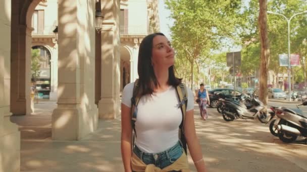 Ταξιδιώτισσα Γυναίκα Περπατά Στο Δρόμο Κοιτάζοντας Γύρω — Αρχείο Βίντεο