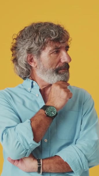 Överraskad Äldre Man Peka Finger Sidan Reklam Utrymme Isolerad Orange — Stockvideo