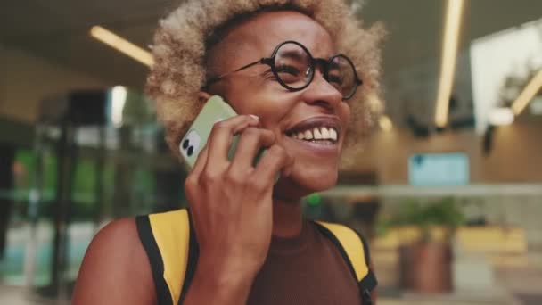 Zblízka Šťastná Žena Batohem Ramenou Mluvit Mobilním Telefonu Zatímco Stojí — Stock video