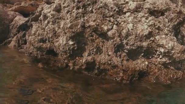 Video Orang Pertama Seorang Pria Memanjat Batu Pesisir Dan Melihat — Stok Video
