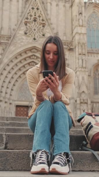 Młoda Kobieta Podróżująca Używa Telefonu Komórkowego Siedząc Schodach Starym Rynku — Wideo stockowe