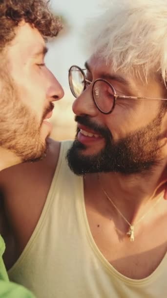 Yakın Plan Homoseksüel Çift Sahilde Otururken Sarılıp Öpüşüyorlar — Stok video