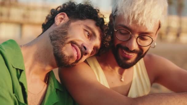 Närbild Romantiska Homosexuella Par Som Pratar Medan Sitter Stranden — Stockvideo