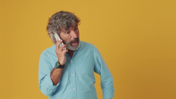 Sorprendido Hombre Mayor Hablando Teléfono Móvil Descubierto Gran Victoria Aislado — Vídeos de Stock