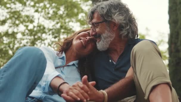 Gelukkig Ouder Paar Zitten Het Park Hand Hand Glimlach — Stockvideo