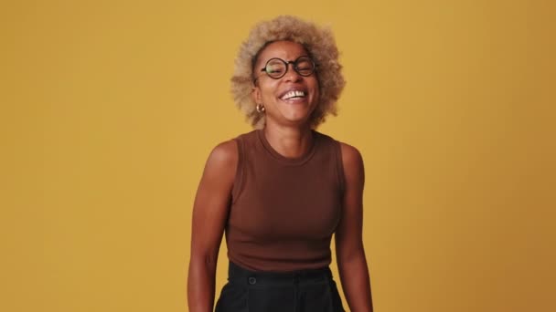 Jonge Vrouw Kijken Naar Camera Glimlachen Breed Lachen Geïsoleerd Oranje — Stockvideo