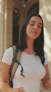 Kadın gezgin cep telefonunda harita uygulamasından hoşlanır