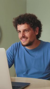 Uzaktan iletişim için laptop kullanan bir adam görüntülü konuşma yapıyor.
