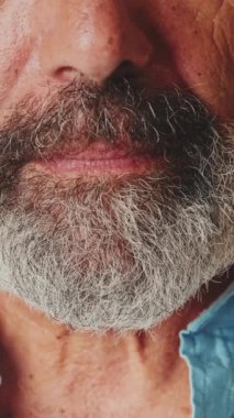 Turuncu bir arka planda izole edilmiş gülümseyen yaşlı bir adamın dudaklarını kapat.