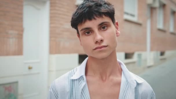 Gros Plan Jeune Homme Posant Regardant Caméra Dans Rue — Video