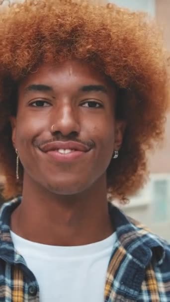 Счастливый Молодой Человек Смотрит Камеру Улице — стоковое видео
